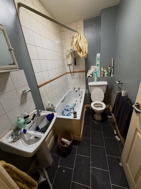 Bathroom before cleaning